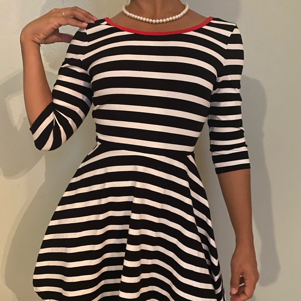 Bʟᴀᴄᴋ sᴛʀɪᴘᴇs ᴅʀᴇss
sᴍᴀʟʟ
Bʀᴀɴᴅ: ᴇxᴘʀᴇss
$25